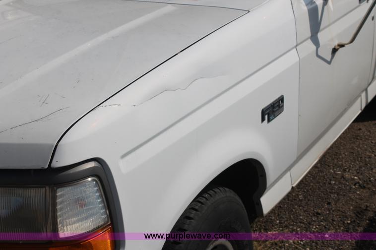 image for item AJ9305 1994 Ford F150 XL pickup truck