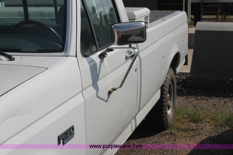image for item AJ9305 1994 Ford F150 XL pickup truck