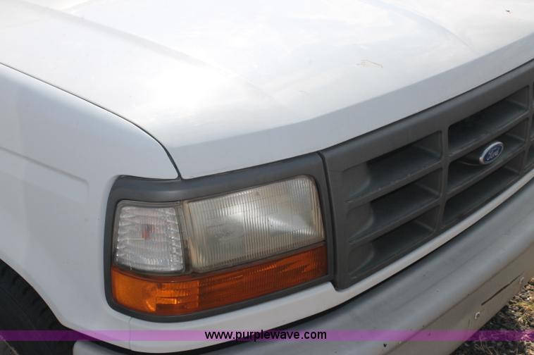 image for item AJ9305 1994 Ford F150 XL pickup truck