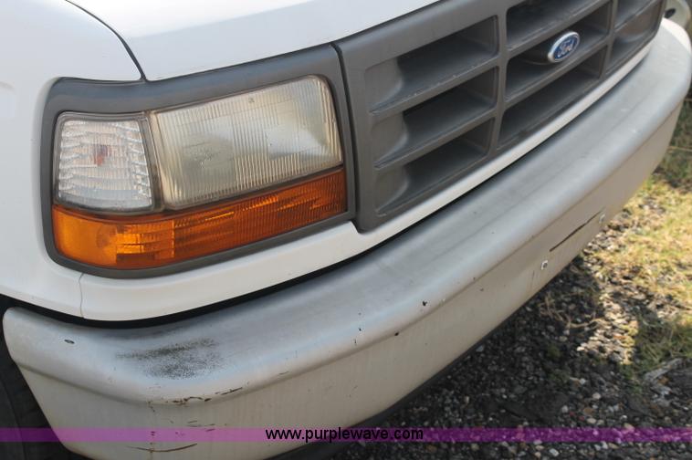 image for item AJ9305 1994 Ford F150 XL pickup truck