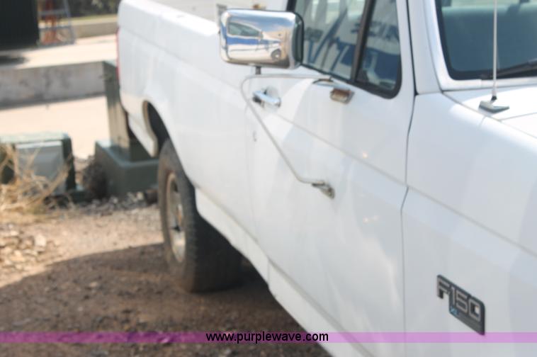 image for item AJ9305 1994 Ford F150 XL pickup truck