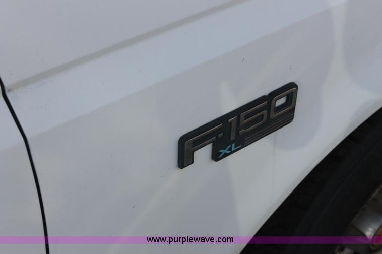 image for item AJ9305 1994 Ford F150 XL pickup truck