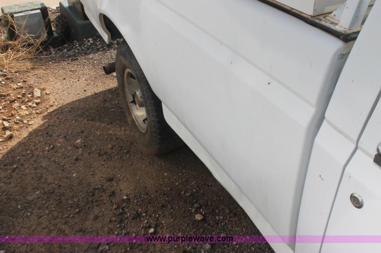 image for item AJ9305 1994 Ford F150 XL pickup truck