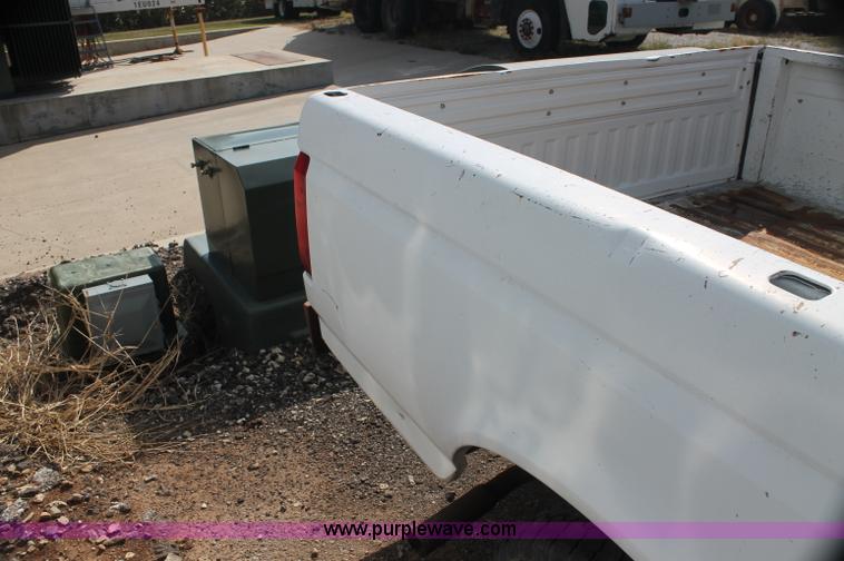 image for item AJ9305 1994 Ford F150 XL pickup truck