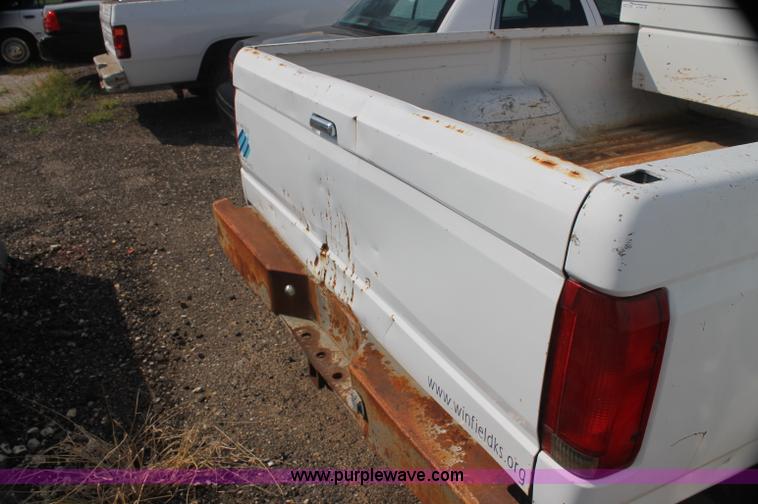 image for item AJ9305 1994 Ford F150 XL pickup truck