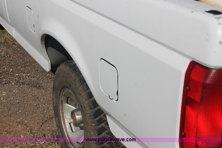 image for item AJ9305 1994 Ford F150 XL pickup truck