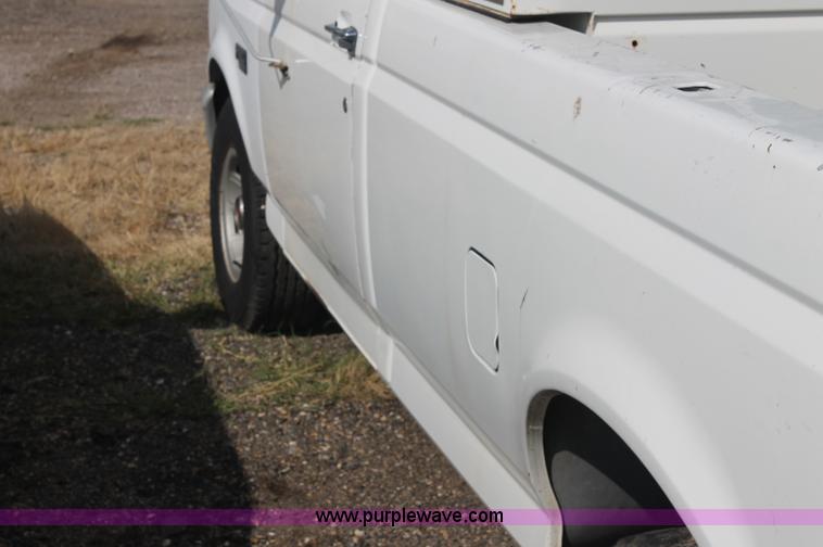 image for item AJ9305 1994 Ford F150 XL pickup truck