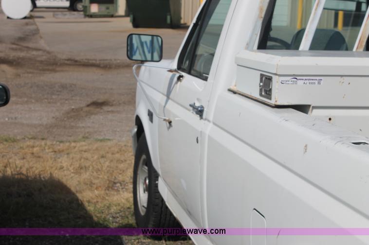 image for item AJ9305 1994 Ford F150 XL pickup truck