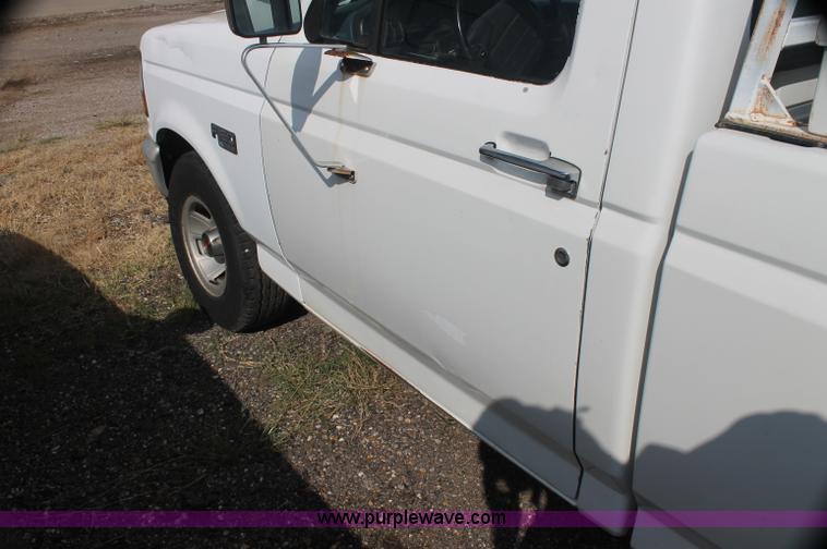 image for item AJ9305 1994 Ford F150 XL pickup truck