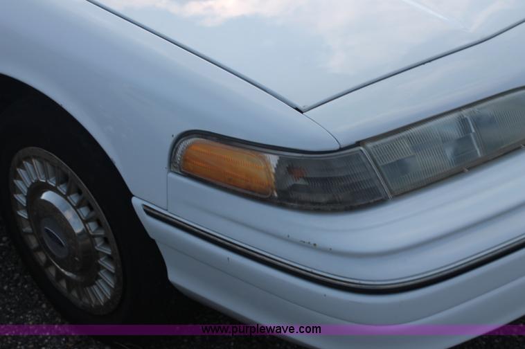 image for item AJ9309 1992 Ford Crown Victoria