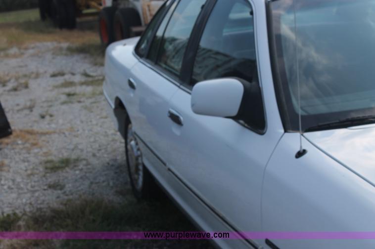 image for item AJ9309 1992 Ford Crown Victoria