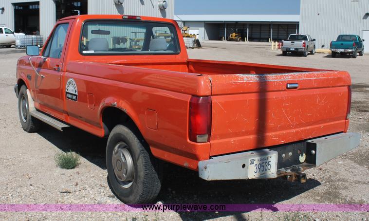 image for item AJ9315 1996 Ford F250 HD XL pickup truck