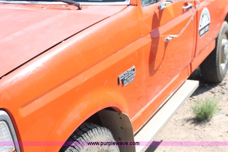 image for item AJ9315 1996 Ford F250 HD XL pickup truck