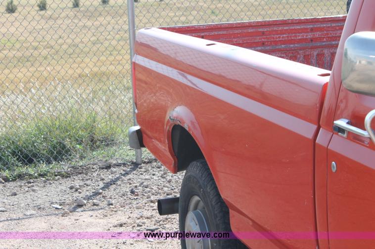image for item AJ9315 1996 Ford F250 HD XL pickup truck