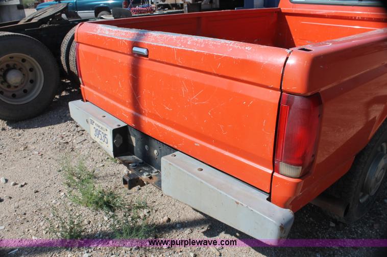 image for item AJ9315 1996 Ford F250 HD XL pickup truck