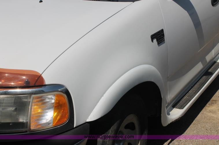 image for item AJ9342 2000 Ford F150 XLT SuperCab pickup truck