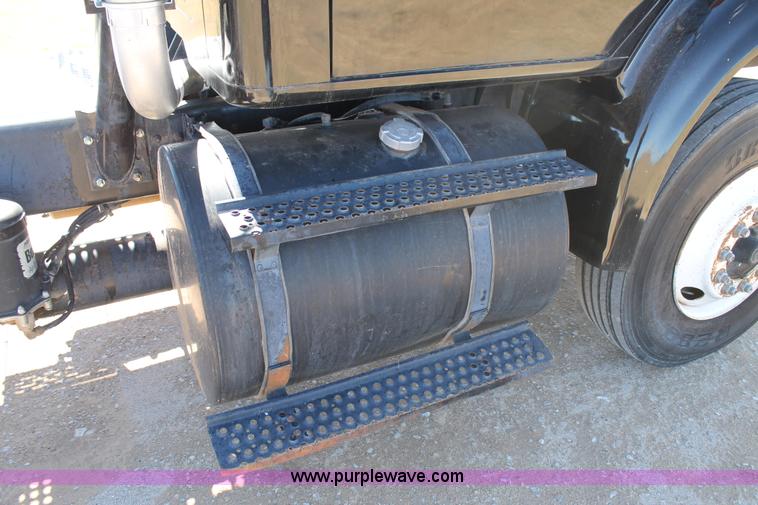 image for item AO9651 1998 International 8100 semi truck