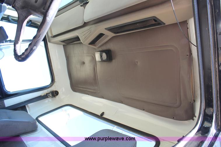 image for item AO9651 1998 International 8100 semi truck