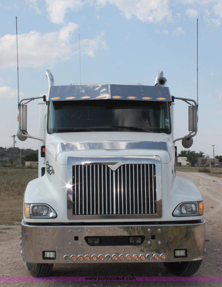 image for item AO9652 2001 International 9200i utility truck