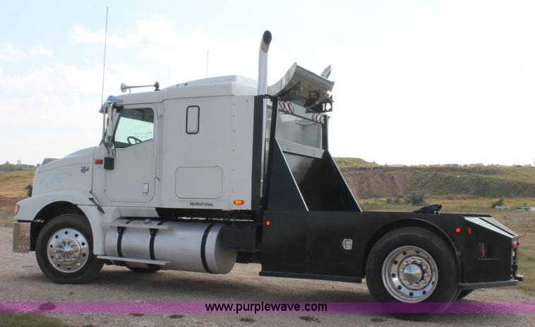 image for item AO9652 2001 International 9200i utility truck