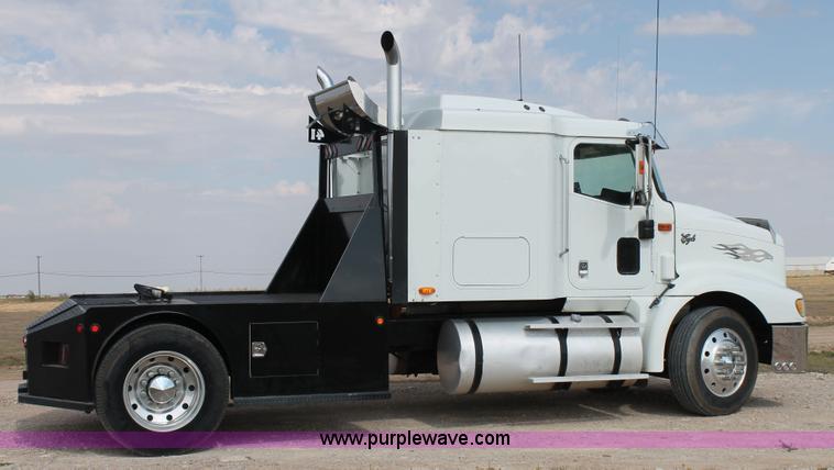 image for item AO9652 2001 International 9200i utility truck