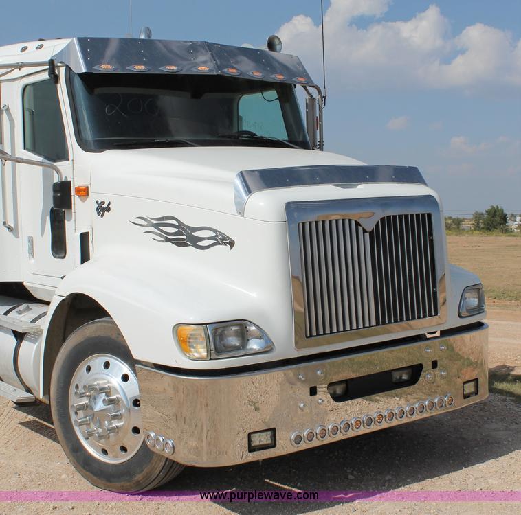 image for item AO9652 2001 International 9200i utility truck