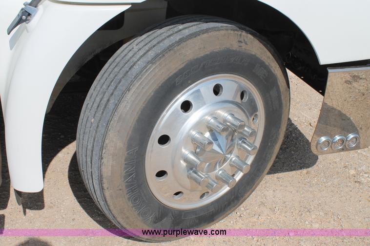 image for item AO9652 2001 International 9200i utility truck