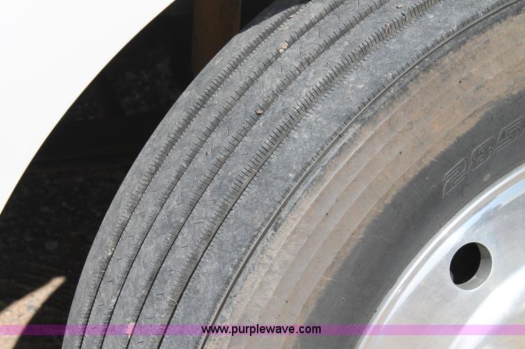 image for item AO9652 2001 International 9200i utility truck