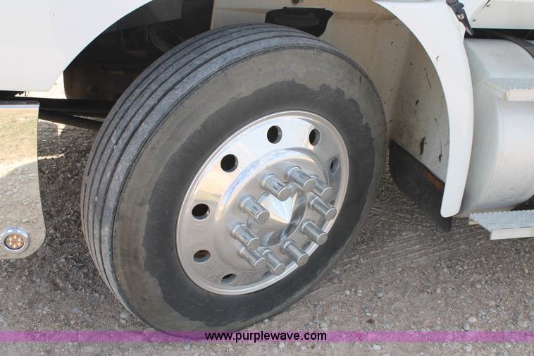 image for item AO9652 2001 International 9200i utility truck