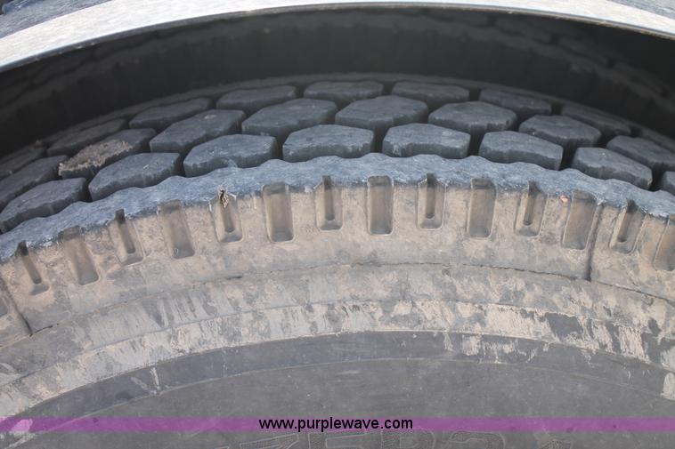 image for item AO9652 2001 International 9200i utility truck