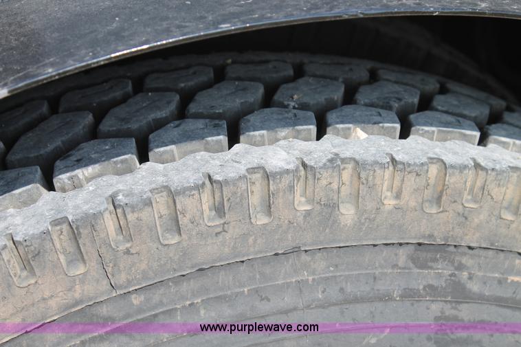 image for item AO9652 2001 International 9200i utility truck