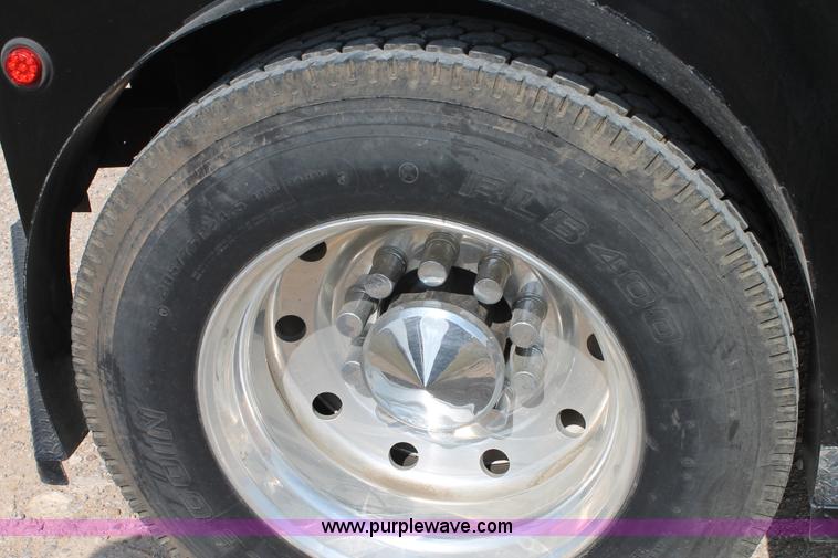 image for item AO9652 2001 International 9200i utility truck