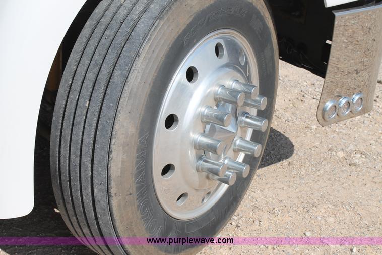 image for item AO9652 2001 International 9200i utility truck