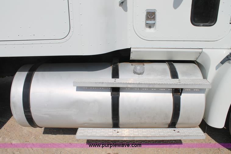 image for item AO9652 2001 International 9200i utility truck