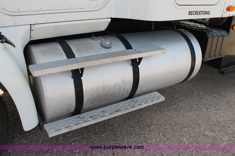 image for item AO9652 2001 International 9200i utility truck