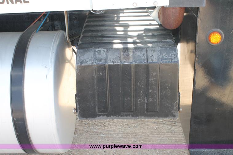 image for item AO9652 2001 International 9200i utility truck