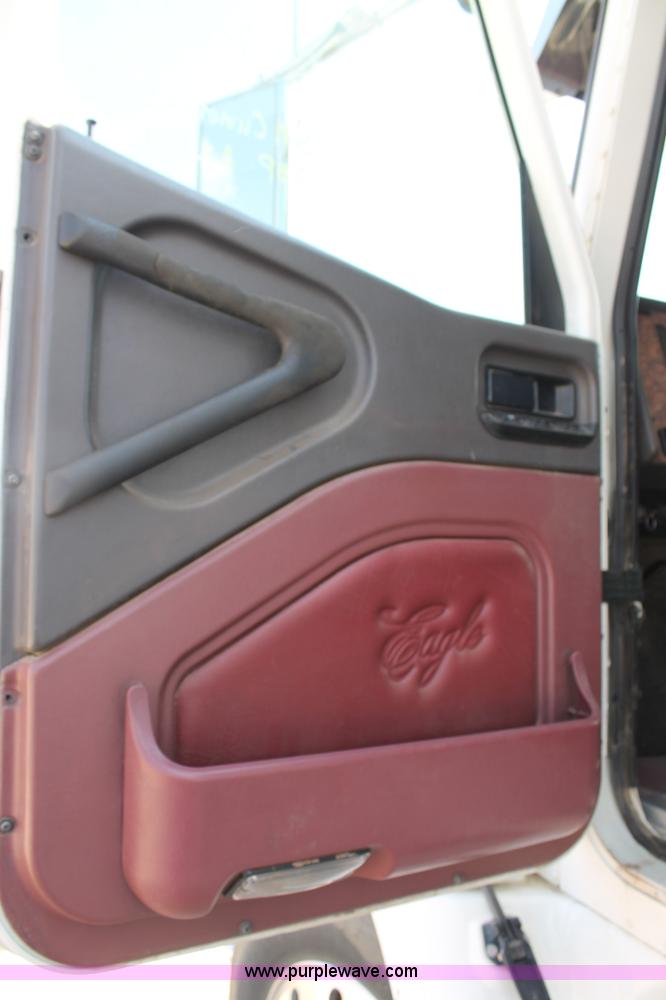 image for item AO9652 2001 International 9200i utility truck