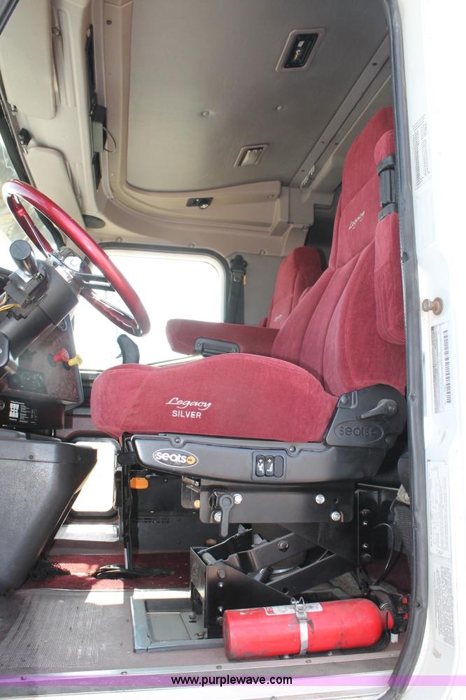 image for item AO9652 2001 International 9200i utility truck