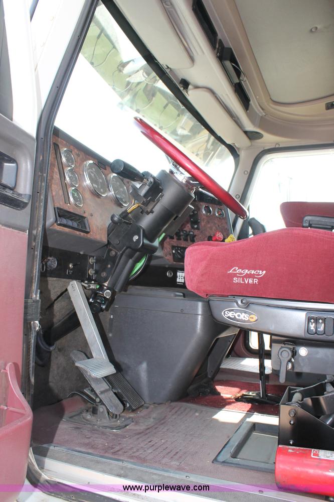 image for item AO9652 2001 International 9200i utility truck