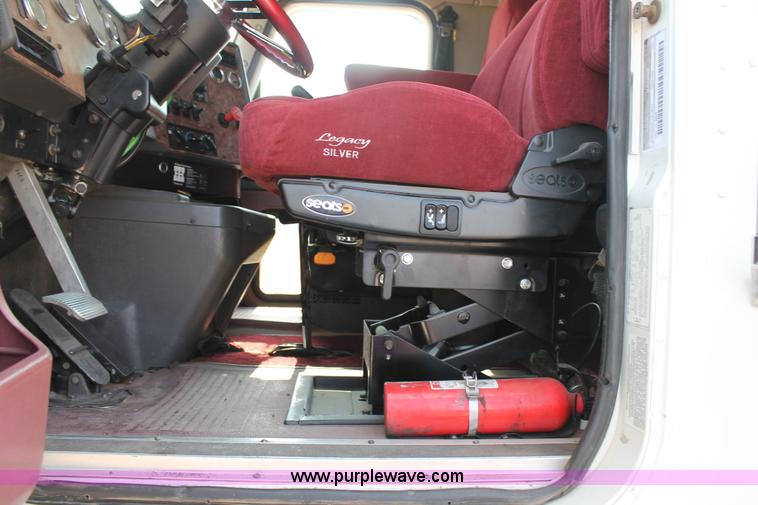 image for item AO9652 2001 International 9200i utility truck