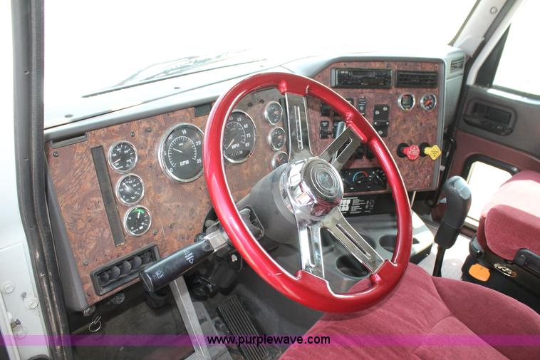 image for item AO9652 2001 International 9200i utility truck