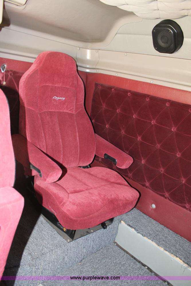 image for item AO9652 2001 International 9200i utility truck