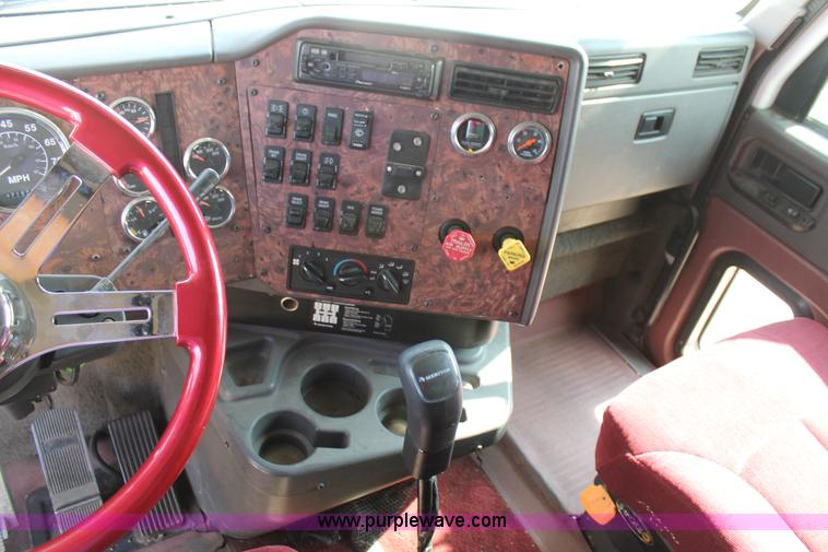 image for item AO9652 2001 International 9200i utility truck