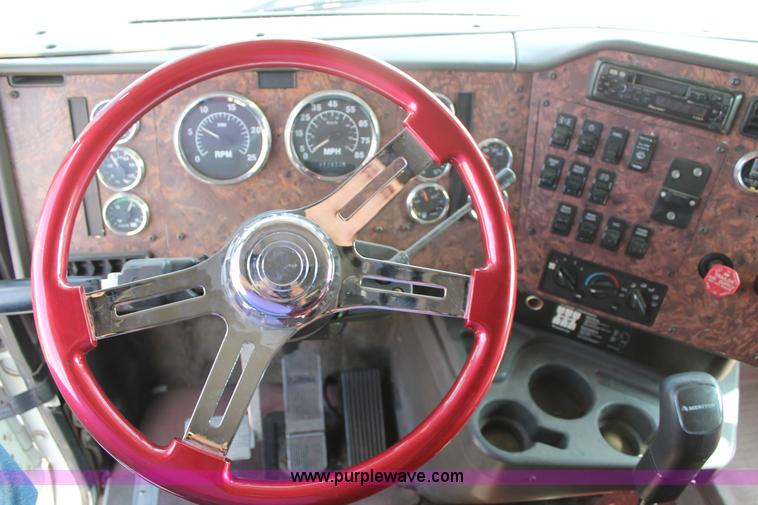 image for item AO9652 2001 International 9200i utility truck