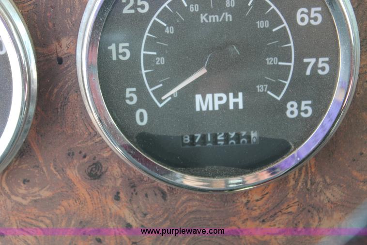 image for item AO9652 2001 International 9200i utility truck