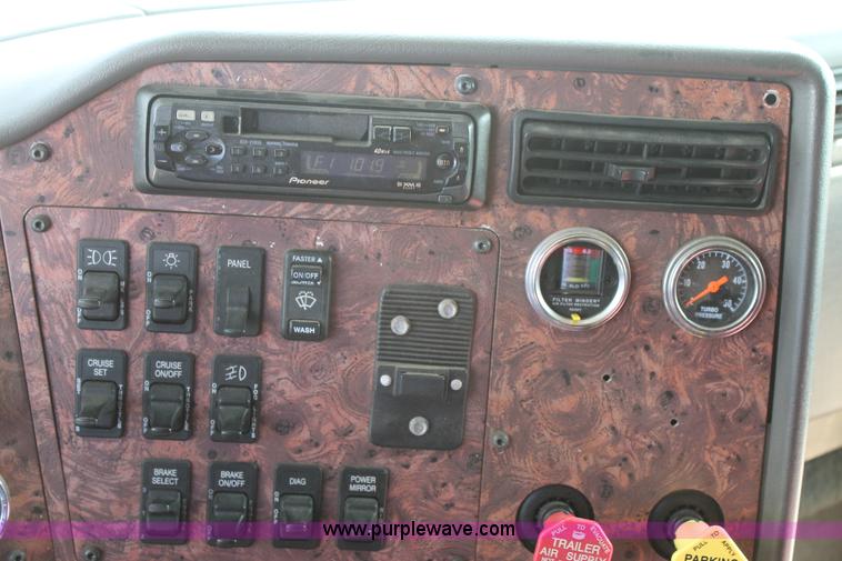 image for item AO9652 2001 International 9200i utility truck