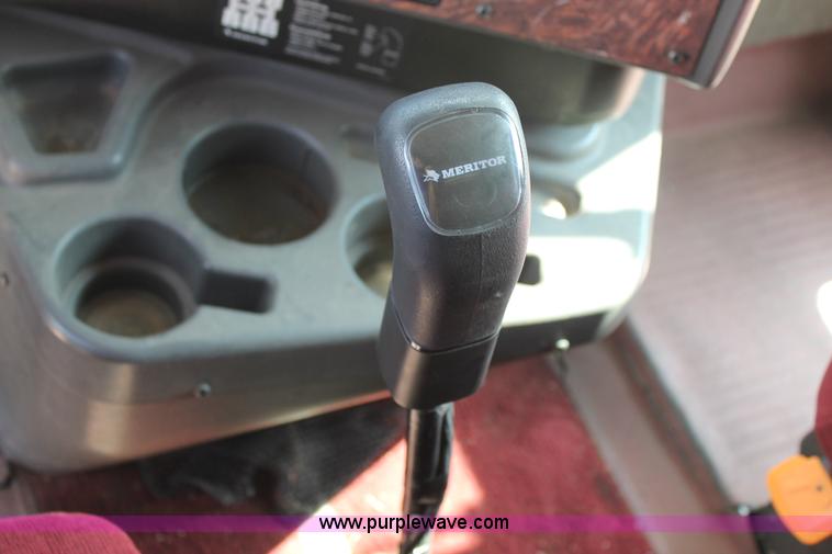 image for item AO9652 2001 International 9200i utility truck