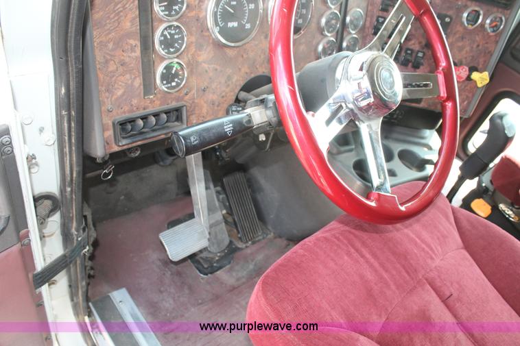 image for item AO9652 2001 International 9200i utility truck