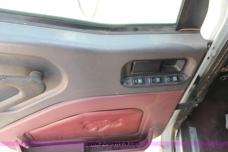 image for item AO9652 2001 International 9200i utility truck