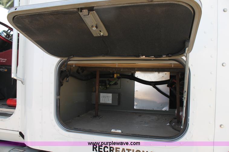 image for item AO9652 2001 International 9200i utility truck